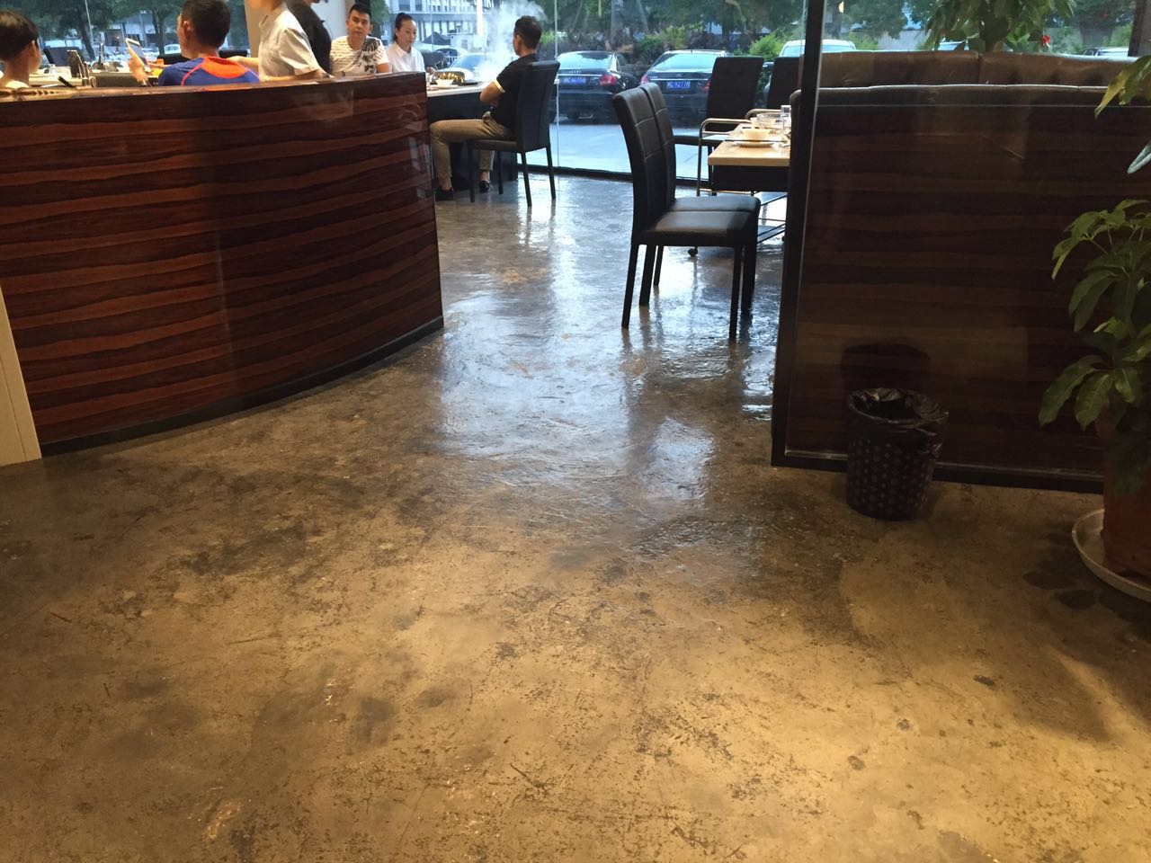 滄晟復(fù)古地坪漆帶來(lái)不一樣的自助餐廳體驗(yàn)