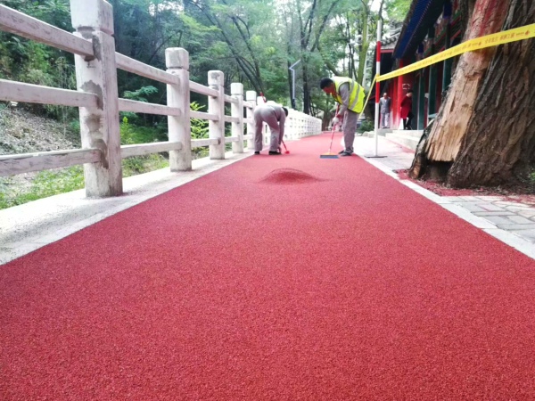 透水彩色路面制作的跑道材料通常是哪些？