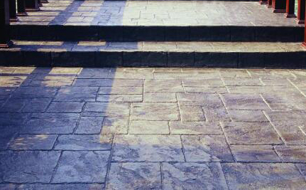 壓花地坪使用在哪些地方？壓花地坪有什么特點(diǎn)？